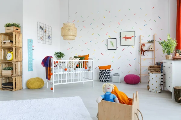 Lampa i barnets sovrum inredning — Stockfoto