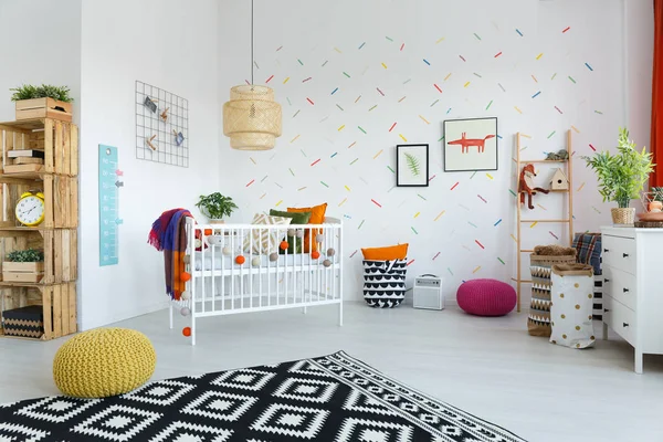 Amplio dormitorio scandi con cuna —  Fotos de Stock