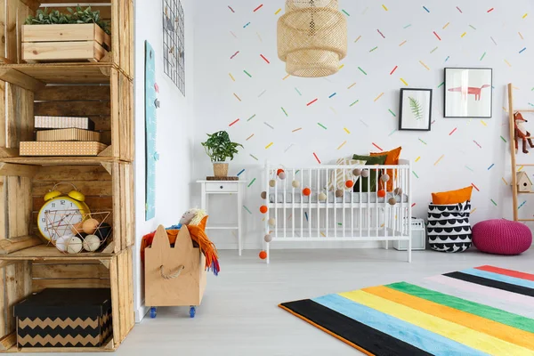 Dřevěný nábytek v dětském pokoji — Stock fotografie