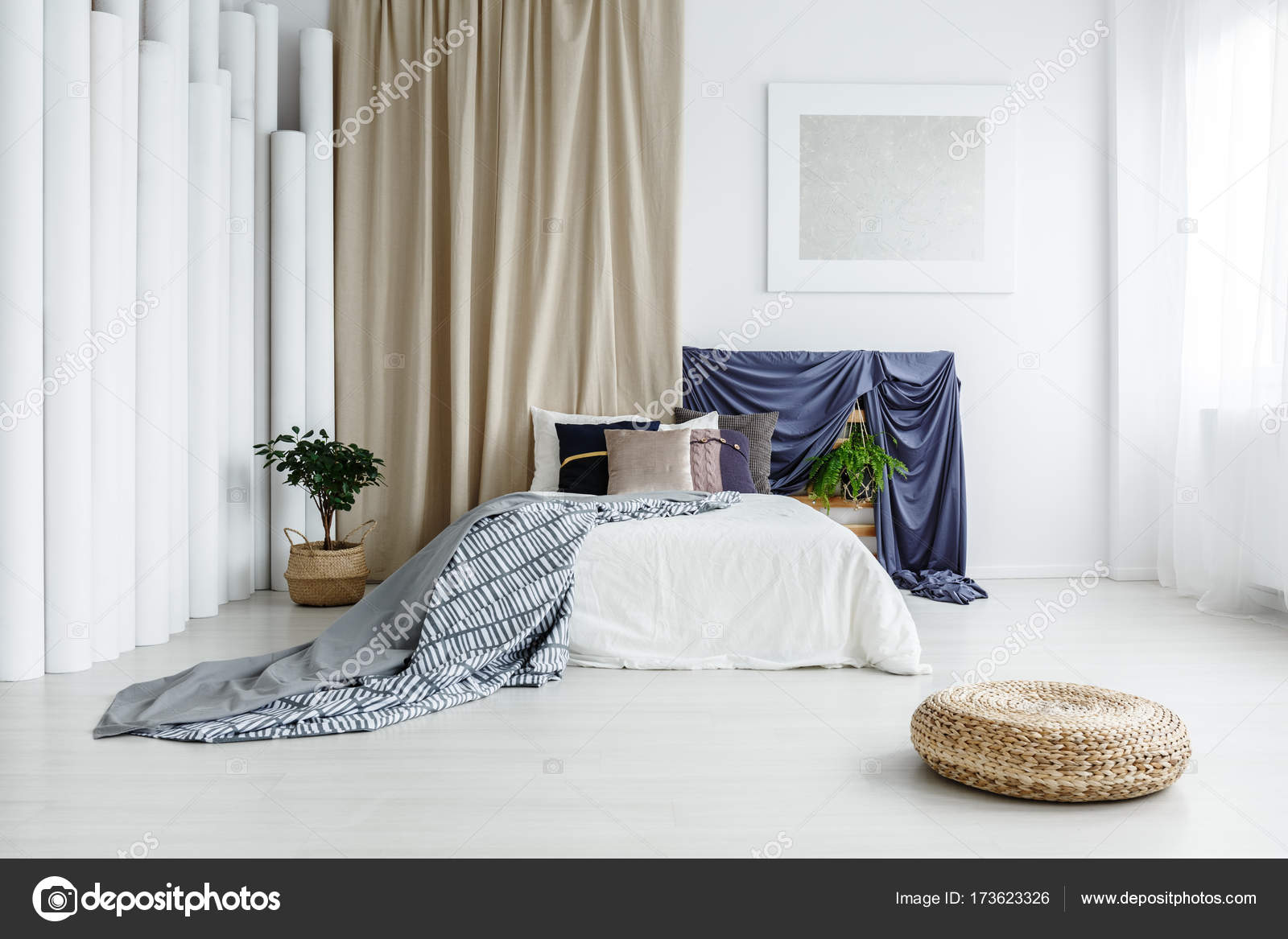 Satijn doeken in lichte slaapkamer — Stockfoto © photographee.eu ... Satijn doeken in lichte slaapkamer — Stockfoto © photographee.eu ...
