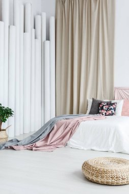 Kabarık sofistike yatak odasında