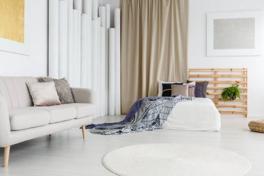 Kral Yatak yakınındaki gri kanepe