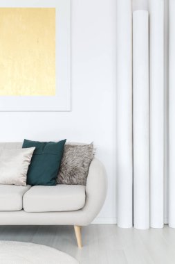 Beyaz gri kanepe tüpler