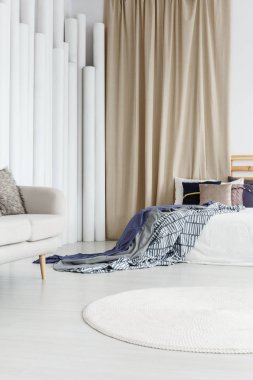 Altın perde ile sofistike iç