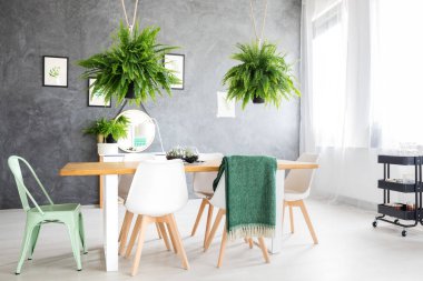 Odada ahşap yemek masası