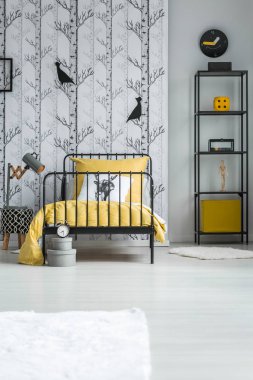 Bed with yellow bedding