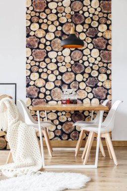 Masa sandalye ve duvar kağıdı ile