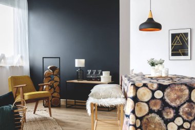 Ahşap dekorasyon ile yemek odası