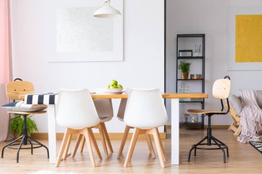 Bir apartman dairesinde soyut resim