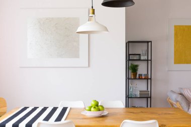 Ahşap bir masa yüzeyine