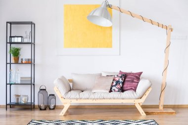 Kanepe çok büyük lamba beklemede