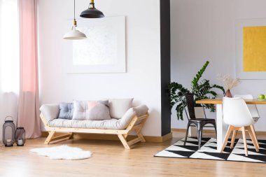 Kanepe ayakta bir resim altında