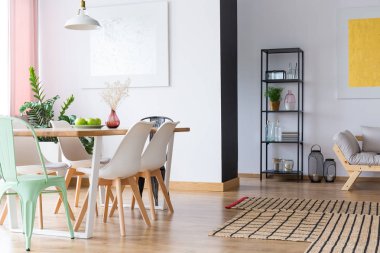 El yapımı kilim yerde