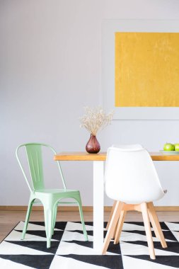 Bir tablo üzerinde çiçek duran
