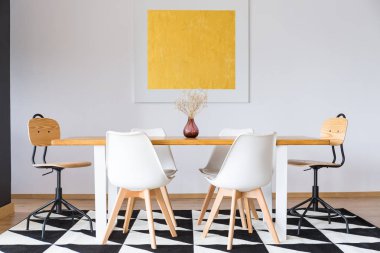 Gün odasında ahşap masa