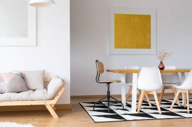 Resimleri ile dekore edilmiş salon