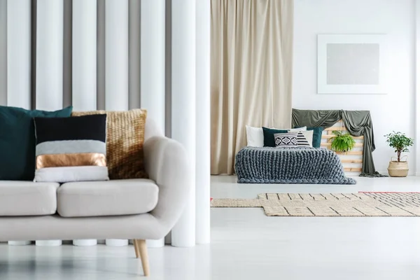 Geräumiges Zimmer mit grauem Sofa — Stockfoto