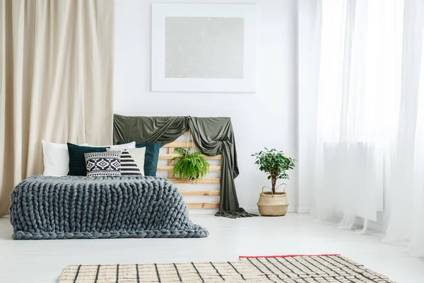 Tirai emas di interior kamar tidur — Stok Foto