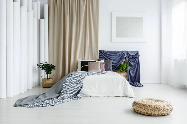 Satynowe tkaniny w sypialni jasny — Zdjęcie stockowe