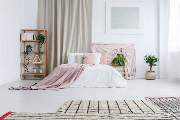 Kingsize bed in pastel slaapkamer — Stockfoto