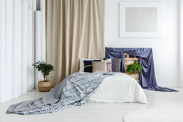 Satijn blauw doek in slaapkamer — Stockfoto