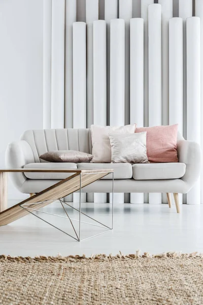 Pastelowe poduszki na kanapie szary — Zdjęcie stockowe