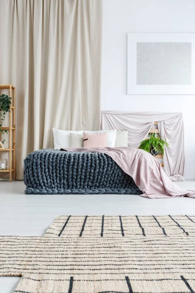 Schlafzimmer mit Vorhang — Stockfoto