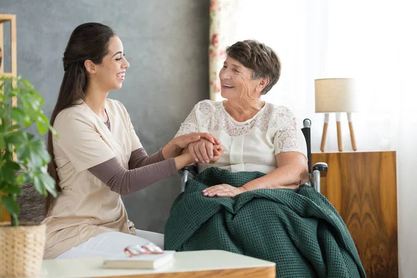 Mujer sonriente y abuela feliz —  Fotos de Stock