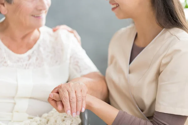 Joyeux membre de la famille et grand-mère — Photo