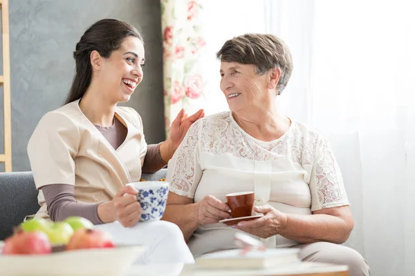 Sjuksköterska och senior har kul — Stockfoto