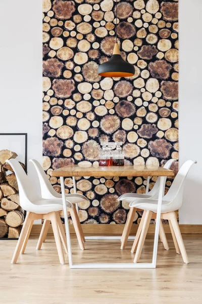 Mesa por pared con papel pintado —  Fotos de Stock
