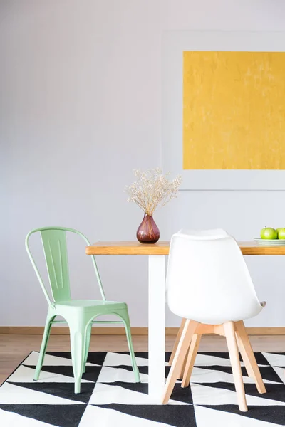 Flor de pie sobre una mesa —  Fotos de Stock