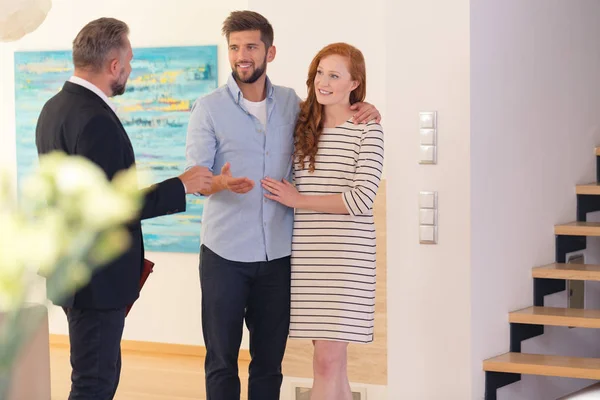 Couple consulting with estate agent — Stock Photo, Image