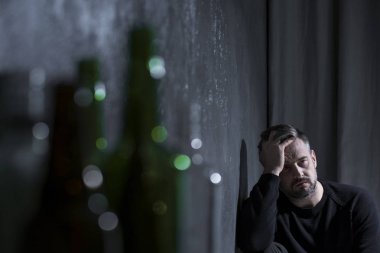 Evsiz adam baş ağrısı ile