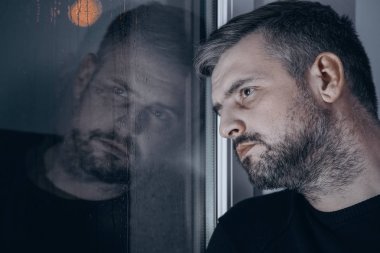 Bunalımlı üzgün adam