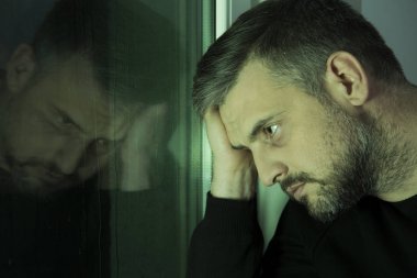 Endişeli adam pencereden bakan