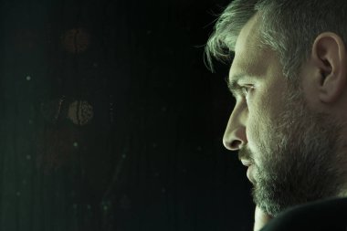 Adamın yüzünü depresif