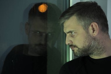 Yas dönemi sırasında depresif adam