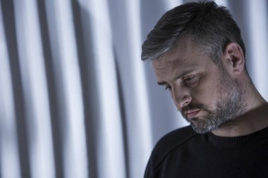 Sonbahar depresyonu olan adam