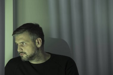 Yalnız adam kokain bağımlısı