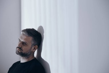 Evde tek başına, mutsuz adam