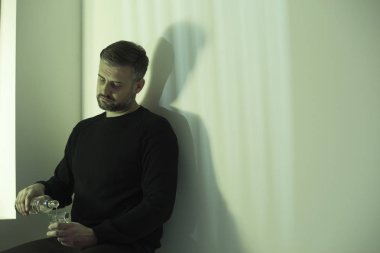 Kötü alışkanlıkları olan yetişkin adam