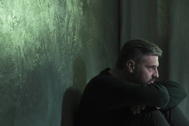 Alkol bağımlılığı ile evsiz adam