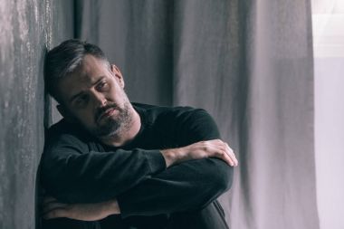 Sonbahar hava sırasında üzgün adam