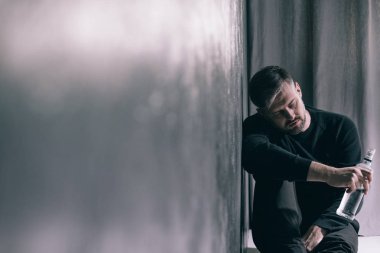 Sarhoş adam holding şişe