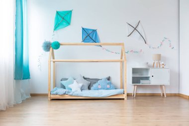 Çocuğun yatak odasında mavi uçurtma