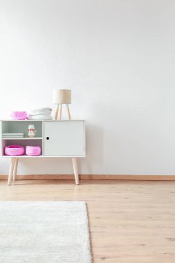 Basit çocuk ile dolap iç 