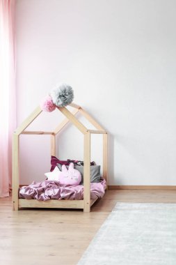 Çocuğun yatak odası ahşap yatakta