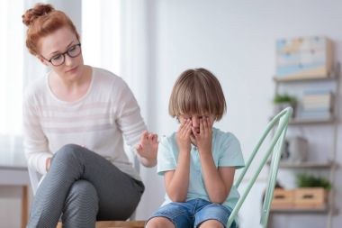 Endişeli anne rahatlatıcı oğlum ağlıyor
