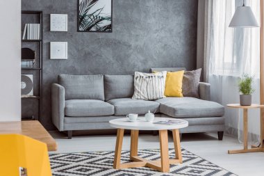 Sarı yastık ile oturma odası